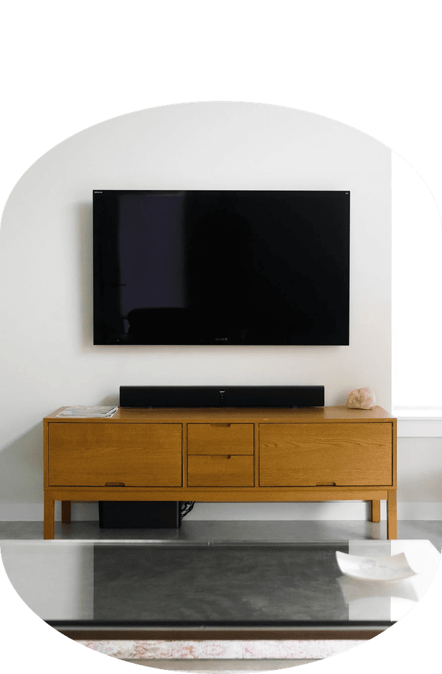 Meuble TV en bois avec télévision murale dans un salon moderne.